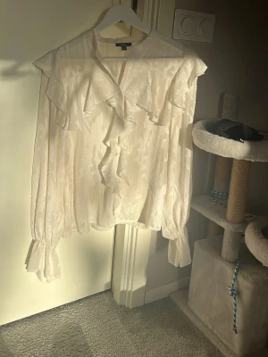 Finblus  - En vit/beige fin blus som är perfekt att använda till middagar eller andra festligheter. Passar jättebra till nyår t.ex. Tunnt material med mönster med lite glitter i. Väldigt fin blus som funkar alla årstider. Har använts en gång så den är i väldigt bra skick. 💕💕❤️❤️