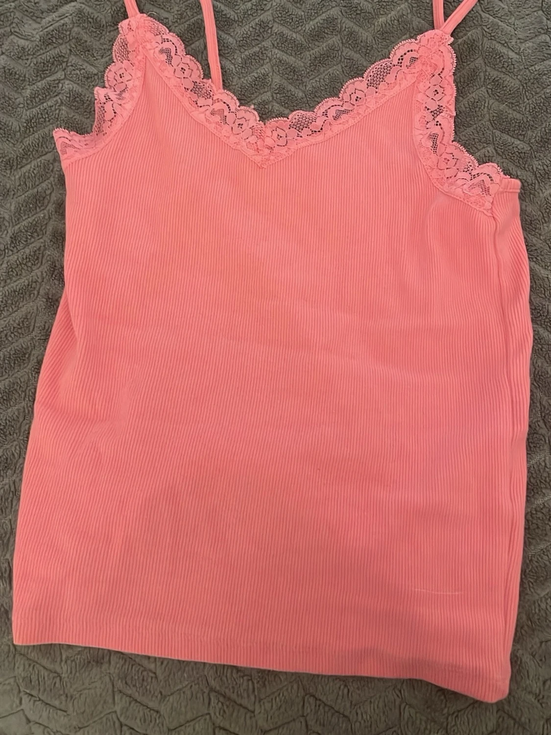 Rosa ribbad linnetopp med spets