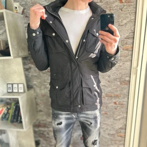 J.lindeberg Fodrad Field Jacket - Mycket fint skick, inga defekter. Storlek M  passar dig som är mellan 178-185cm ungefär. Nypris ca 4000kr. Modellen är 185 cm, 79 kg. Riktigt snygg och fodrad så passar som vinter/vårjacka! Skriv för mer information!🤝