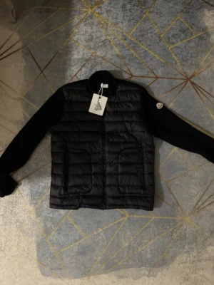  Moncler cardigan - Moncler Cardigan stor i storlek helt ny. Kom gärna med pris så kan vi diskutera om det.