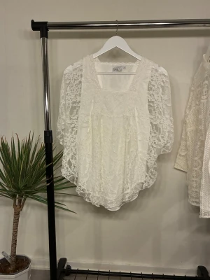 Vit Blus - Oanvänd blus