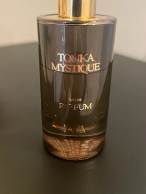 Tonka Mystique Eau de Parfum - Tonka Mystique från ZARA är en Eau de Parfum med elegant design. Perfekt för dig som vill ha en modern och stilren parfym i din samling.