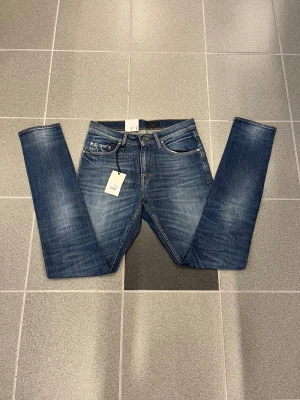 Blå jeans från Tiger of sweden W28 L32 - Snygga blå jeans från T/J med smal fot. Klassisk femficksdesign, slitningar och kontrastsömmar. Passar dig som gillar en enkel och clean look. Materialet är jeans med en skön känsla och bra passform. I modellen pistolero 