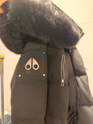 Moose Knuckles jacka - Moose knuckles jacka som i storlek XXL skulle dock säga att den passar större M eller L egentligen. Schysst skick