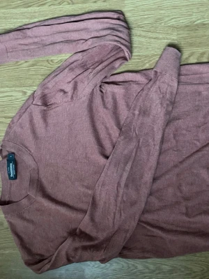  långärmad tröja Dressmann S - Säljer en stilren långärmad tröja från Dressmann i storlek S. Tröjan är rosa med rund hals och är gjord av mjuk supima bomull som känns skön mot huden. Perfekt för dig som gillar enkel och clean look. Passar dig som vill ha en basic tröja med lite färg.