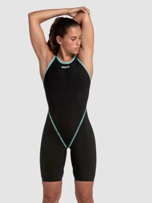 Tävlingsbaddräkt/Arena powerskin primo closed back - Tävlingsbadräkt i Storlek uk26/F30. Fint skick och använd sparsamt. Ryggen är stängd. Låda finns, säg till om jag skicka med den. Den enda lilla defekten är väl att några pyttesmå sömmar där bak gått upp. Men det är inget jag tänkt på förrän nu när jag kollade igenom dräkten noggrant. Den fungerar jättebra att tävla i och jag säljer pga att den är lite för stor för mig.