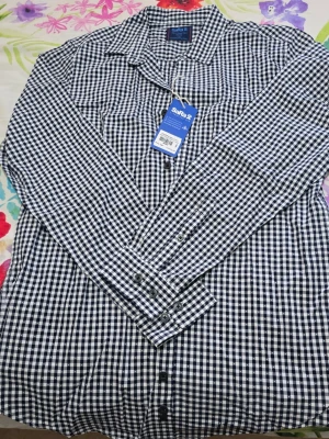 Svartvit rutig skjorta från SaRa - Säljer en svartvit rutig skjorta från SaRa i slim fit-modell. Skjortan har klassisk krage, långa ärmar och svarta knappar framtill samt vid manschetterna. Materialet är mjuk bomull som känns skönt mot huden. Perfekt för dig som gillar stilrena och tidlösa mönster.