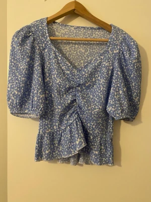 Blusar - Två stycken blusar i stl S/M säljer båda för 50 kr