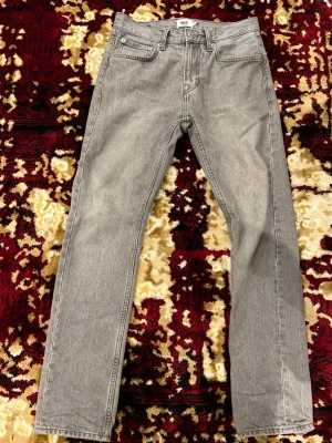 Grå jeans från 157 New Classic - Säljer ett par grå jeans från 157 New Classic i rak modell. Jeansen har klassisk femficksdesign, normal passform och är tillverkade i slitstark bomull. Perfekta till en avslappnad stil och funkar året runt.