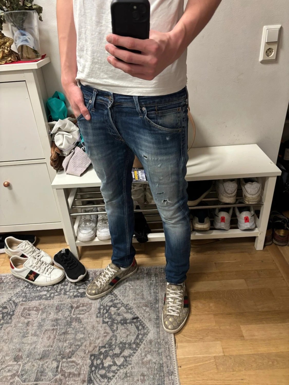 Blå jeans med slitningar