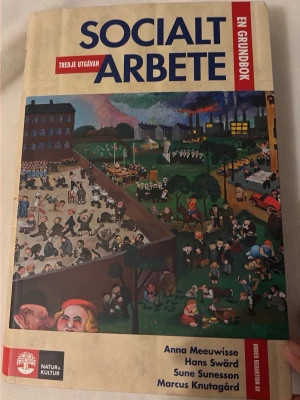 Socialt arbete: En grundbok - Upptäck grunderna i socialt arbete med denna färgstarka och engagerande kursbok! Perfekt för dig som vill förstå samhällets utmaningar och möjligheter. Tredje utgåvan, rikt illustrerad och skriven av ledande experter.