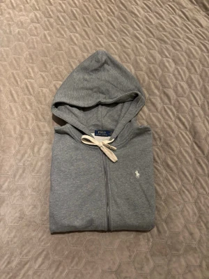 Polo Ralph Lauren Zip Hoodie - Säljer denna grå polo hoodie som knappt används, storlek M. Pris ej hugget i sten. Skriv vid frågor eller funderingar🙌