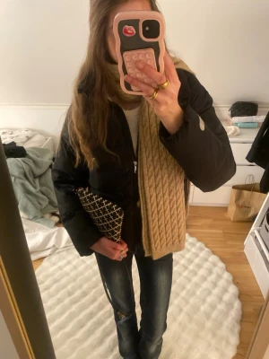 Svart trendig pufferjacka - Svart trendig pufferjacka med snygg, enkel design och dragkedja framtill. Jackan har en normal passform och i storlek 164 men passar mig perfekt som har XS/34. Den har diskreta fickor på sidorna med knappar, dragkedja, högre krage/polokrage och små reflexer på ryggen och ena armen. Perfekt för kyliga vinterdagar dagar och passar till mycket! Pris kan diskuteras och kontakta vid frågor!!💞