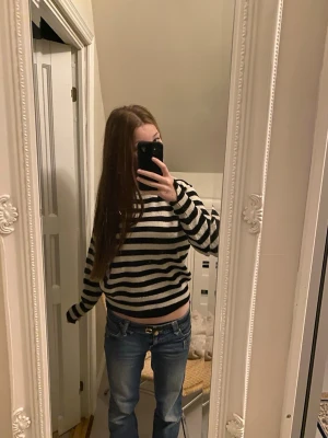 Randig tröja - Randig tröja från hm, perfekt för vintern!! Använd en gång