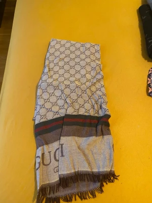 Halsduk  - Använd få gånger 