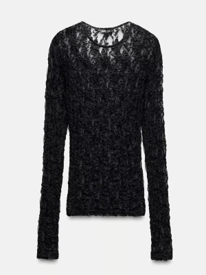 Svart spetstopp från Zara - Säljer en svart långärmad topp från Zara i transparent spets. Toppen har rund halsringning och är figurnära i passformen. Perfekt för dig som gillar detaljer och vill ha en unik topp i garderoben. Aldrig använd och slutsåld!