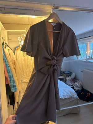 Brun omlottklänning - Säljer en brun kortklänning från NAKD.