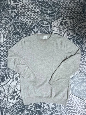 100% Kashmir - John Henric - Superskön grå tröja från John Henric! | Fint skick förutom några sydda hål ( se bild 5), men inget märkbart. | Nypris: 1,999 SEK | 100% Kashmir | Vid frågor eller funderingar finns jag i DM! 📩Mvh CVB Closet