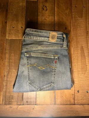 Replay jeans blå - Snygga Replay jeans, sköna och bra passform. Jäkligt snygga men samtidigt stilrena pris inte hugget i sten!👌