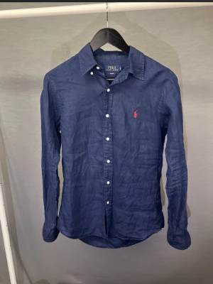 Ralph lauren linneskjorta - Ralph lauren linneskjorta! Size S slim fit. Modellen är 179. Bra skick men lagad på ett ställe(se bild) hör av dig vid frågor så fixar vi!🙌😀