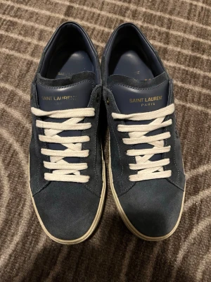 Saint Laurent blå sneakers  - Säljer dessa snygga blå sneakers från Saint Laurent med bra kvalite. Hör av dig om du undrar nåt.