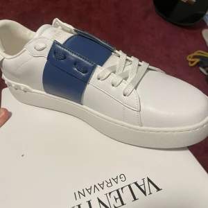 Valentino Garavani sneakers vit/blå - Säljer dessa nya Valentino opens i storlek 43. skorna är i ny skick, storlek är true 2 size. kvitto, org box och dustbag tillkommer. Hör gärna av er vid minsta lilla fundering!😁
