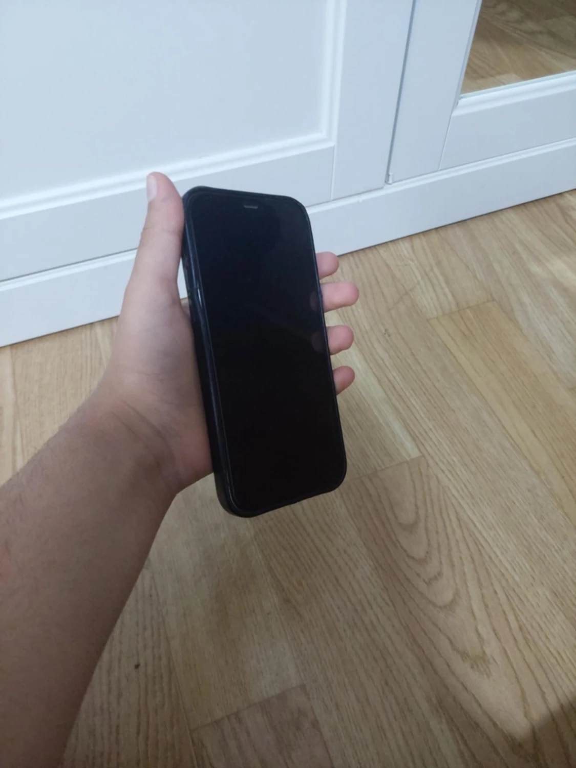 Smartphone med svart fodral - 1