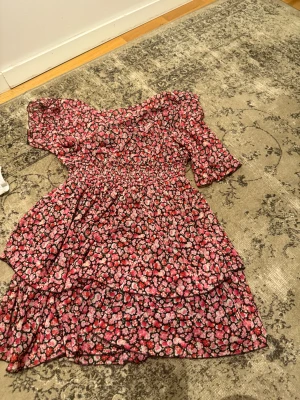 Fina klänningar - Super bra skick,mitt post nummer är 74192