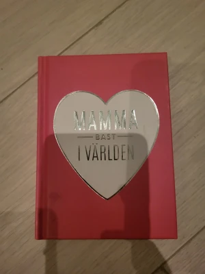 Mamma bäst i världen - En peppig och kärleksfull bok fylld med citat och roliga texter om varför just din mamma är bäst. Perfekt som present till mamma eller för att sprida glädje och uppskattning. Boken har ett färgglatt och ungdomligt uttryck som passar unga vuxna och tonåringar.