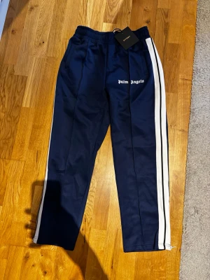 Palm Angels Track Pants - Säljer dessa nya Palm Angels trackpants då de aldrig kommit till användning. För fler frågor bara skriv till mig🤩