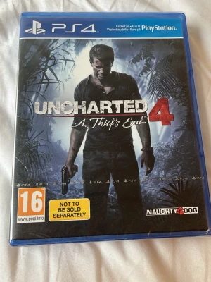 Uncharted 4: A Thief's End (PS4) - Uncharted 4: A Thief's End till PS4. Spännande actionäventyr med Nathan Drake. Fodral och skiva i fint skick, åldersgräns 16 år. Perfekt för dig som vill uppleva ett episkt äventyr på PlayStation 4.