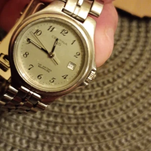 Certina DS damklocka i silverfärgad stål  - Stilren Certina DS damklocka i silverfärgat stål med klassisk rund urtavla, armbandslänk och datumvisning. Urtavlan är ljus med svarta siffror och visare. Klockan är vattentät upp till 100 meter och har reptåligt safirglas.. fungerande men har inte lyckats ställa in datum o bör kolla upp Mekanik. Se bilder.