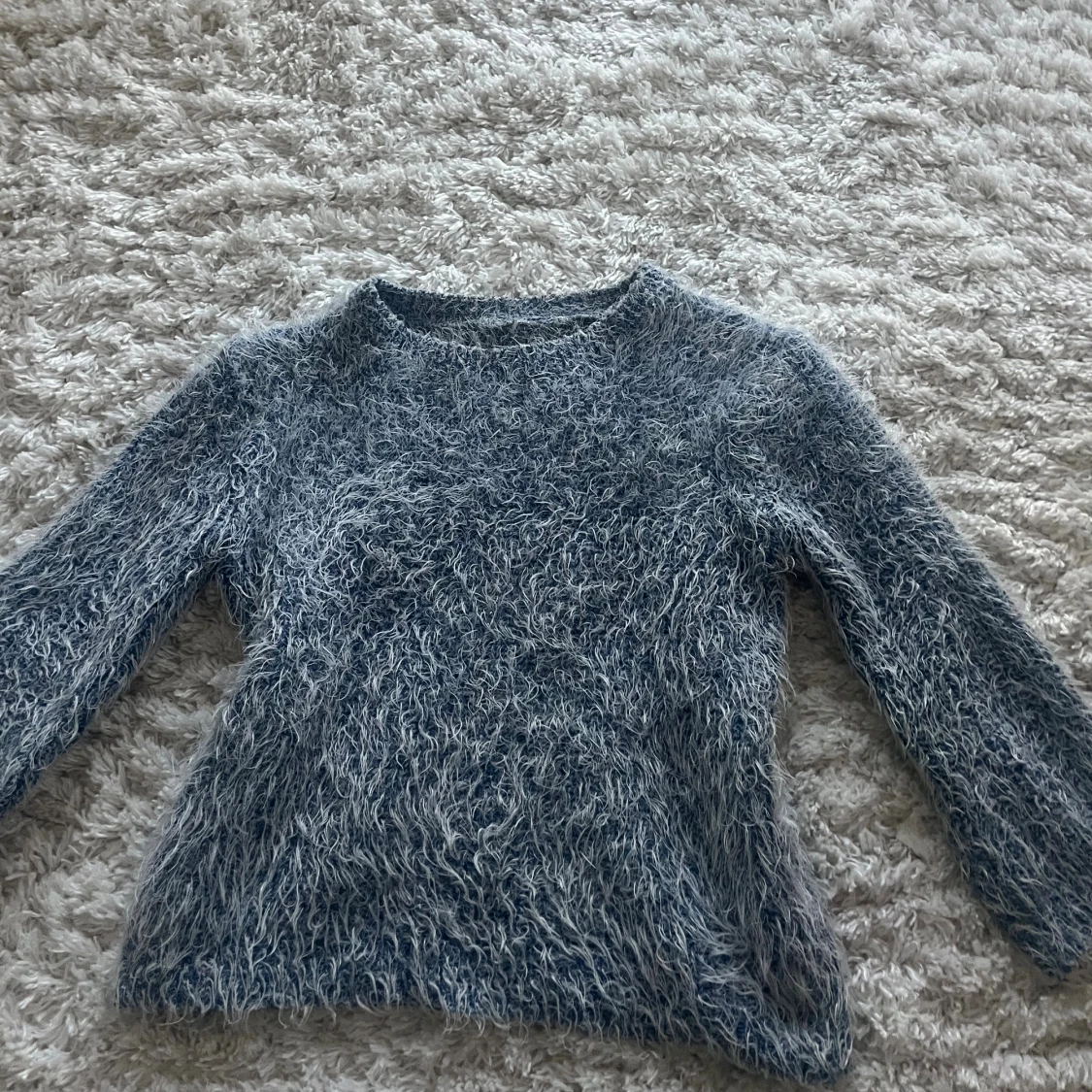 Fluffig mörkblå stickad tröja  - 1