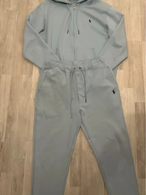 ralph lauren tracksuit ljus blå - den är helt ny kommer med lapparna också den är strl S jätte bra kvalle aldrig använd tar byten bror på vad det är och pris kan alltid diskuteras 
