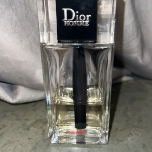 Dior Homme Sport edt - Stilren och modern parfym från Dior Homme Sport. Perfekt för dig som vill ha en exklusiv känsla i din vardag. Flaskan är 125ml och har cirka 50ml kvar. Äkta parfym.