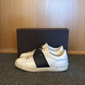 Valentino skor - Säljer ett par valentino opens i marinblå  färg. Storlek 43 men passar 42/43 . Skorna är i bra skick och kommer med låda,kvitto,dustbag och extra snören. Skriv för mer info⚡️Fraktas snabbt