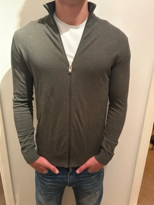 Mörkgrön fullzip från selected homme - Riktigt snygg fullzip i mörkgrön färg från selected homme! Nypris 729kr