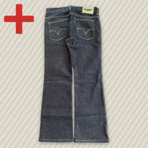Levi's 512 Bootcut jeans - Ett par riktigt snygga vintage Levi's 512 bootcut! Storlek på taggen 34/33 (mått nedan). Riktigt bra skick, skriv om du har frågor!  Mått: Storlek på tag – 34/33, Midja – 45 cm, Lår – 30 cm, Innersöm – 78 cm, Längd – 105 cm, Benöppning – 24 cm