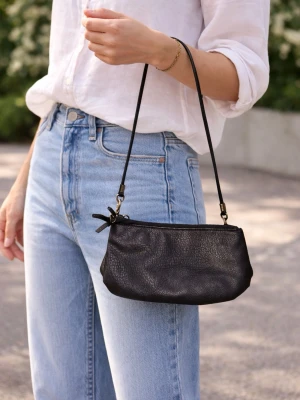 Svart axelväska från  Åhléns  - Säljer en stilren svart axelväska från ATP Atelier i mjukt skinn. Väskan har minimalistisk design med smal axelrem och dragkedja upptill. Perfekt storlek för det viktigaste och snygg att ha över axeln. Märkets logga finns på insidan.