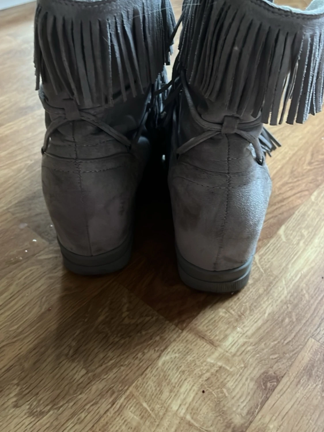 Grå mocka boots med fransar - 2