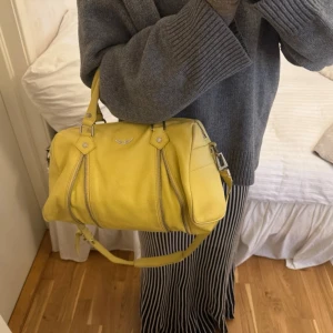 Zadig sunny medium - Säljer nu min ÄLSKADE zadigväska, så så fin färg💛😭💛 i använt skick men fortfarande så fin och fräsch på bilder! Finns ej o köpa i denna färg längre