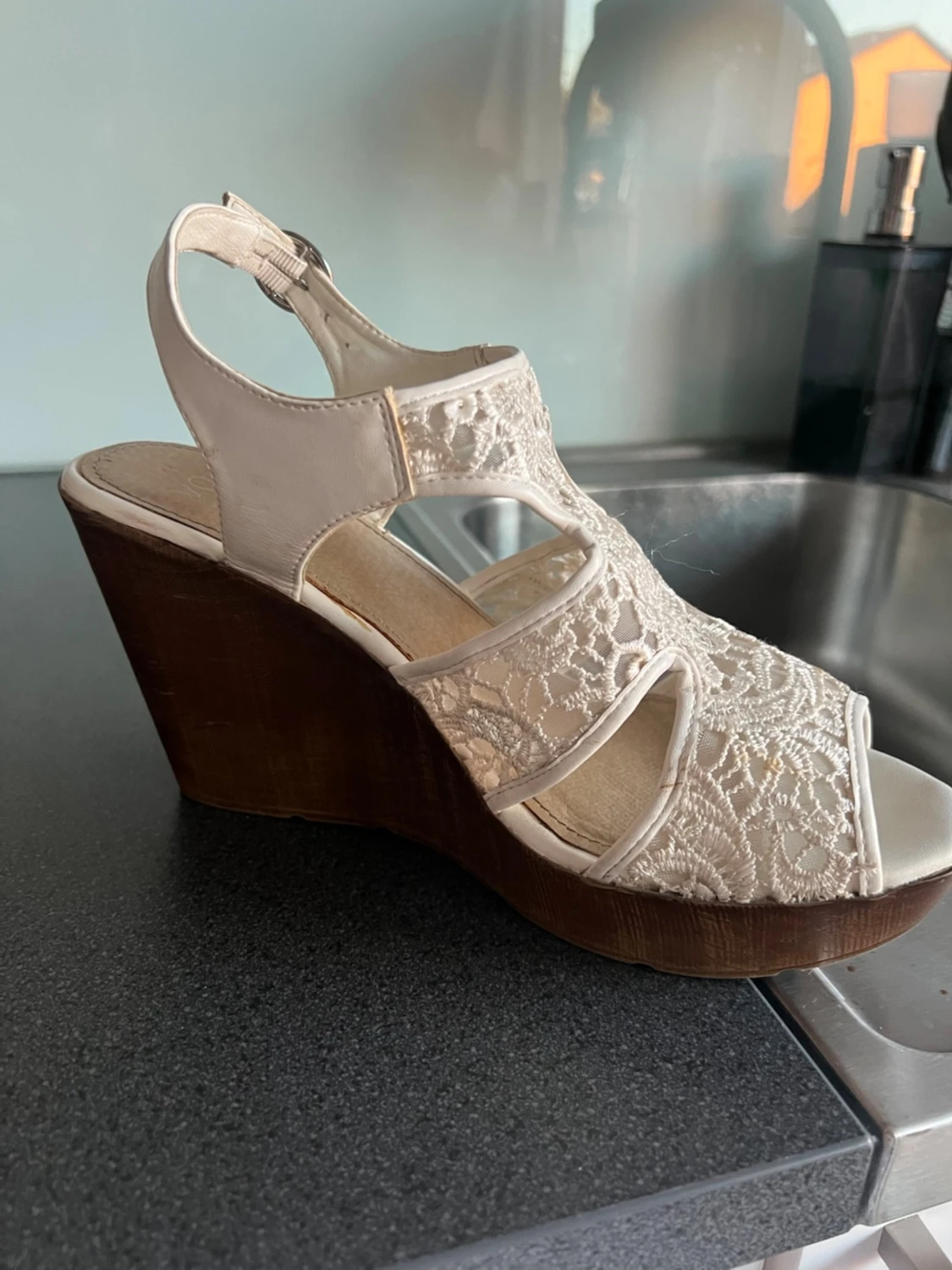 Vita kilklackade sandaler med spets - 2