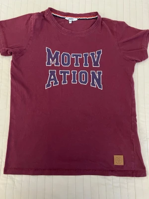 Vinröd t-shirt från Lager 157 - Fin tröja som tyvär är för liten på mig. 