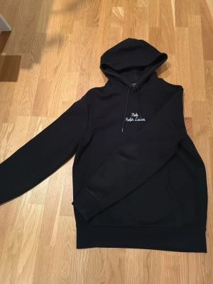 Ralph lauren hoodie - Säljer en Ralph lauren hoodie för din inte passé mig längre. Köpt på Zalando för ca 1600. Storlek S men skulle säga att den passar XS med. Använd fåtal gånger men bra skick.