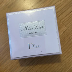Miss Dior Parfum 50 ml - Miss Dior Parfum från Dior, 50 ml.  Helt ny. Skickar inte ! bara för er som kan hämta 