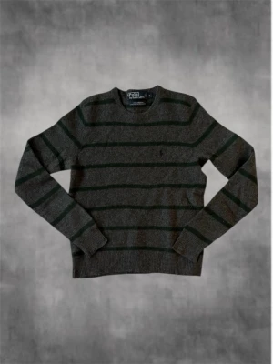 Randig grå ulltröja Polo Ralph Lauren - Tröjan är i storlek S men sitter mer som en Xs. Den har ribbade muddar som gör att tröjan sitter stabilt och ser bra ut. Tröjan är huvudsakligen grå med mörkgröna ränder. Passar till lite softare outfits men även till lite finare tillfällen. Kontakt vid minsta fundering✌️//Nordic closet