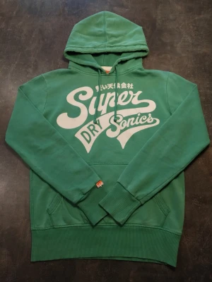Superdry Hoddie  - Fin superdry Hoddie i väldigt bra skick har dock en gul fläck på luvan 