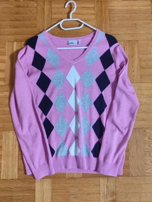 Långärmad Tröja - En tröja för Kvinnor från varumärket Isolde i storlek L. Randning tröja i väldigt fin rosa färg utan några skador eller slitningar. 100% Bomull. Hör av er vid intresse/frågor. PRIS KAN DISKUTERAS!