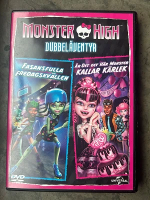 Monster high dubbeläventyr dvd - Monster High Dubbeläventyr DVD med två filmer: Fasanfulla Fredagskvällen och Är det här monster kallar kärlek. Perfekt för Monster High-fans!  Finns på språk: Svenska, Engelska, Norska, Danska, Finska.  OBS!! skivorna är begagnade så det kan förekomma repor/hairlines på skivorna, men då jag kollar igenom alla filmer jag säljer garanterar jag att alla funkar felfritt om inget annat står! :)