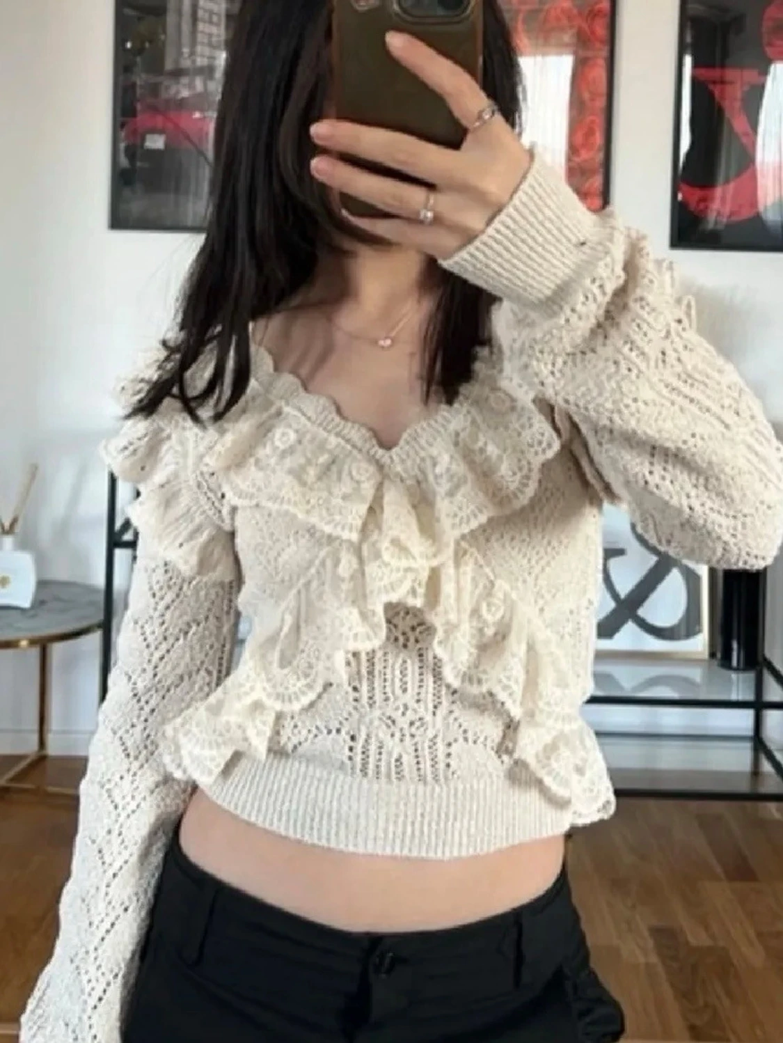 Vit stickad tröja med volanger - 1